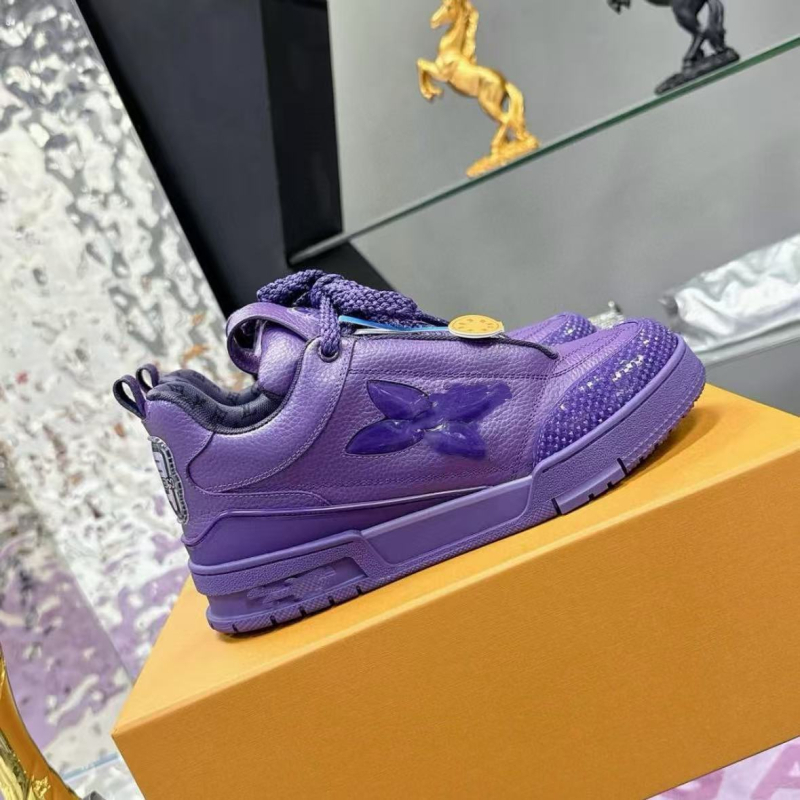 Unisex tenisice za svakodnevnu upotrebu s debelom potplatom, Forrest Gump inspiriran dizajn; gornji dio od kravljeg kože; podstava od velur kravljeg; potplat od gume-plastične pjene; vezanje šnurkama; niski profil