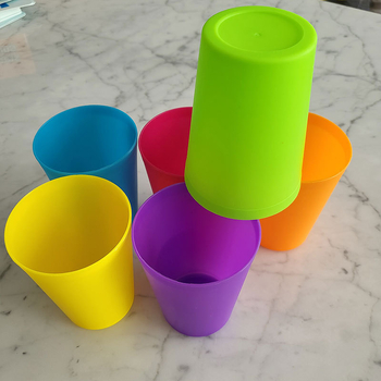Plastične čaše za brzu slaganje za djecu — interaktivna igra roditelj-dijete koja razvija vid i koordinaciju ruka-oko; za uzrast 4–6 godina; u bojanoj kutiji