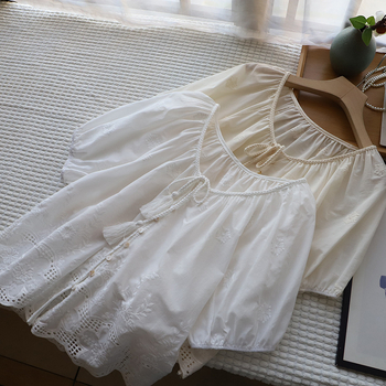 Риза от памук и лен с V-образно деколте, дупчеста бродерия и свободна кройка, къс ръкав