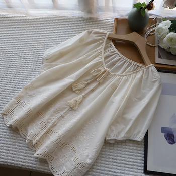 Риза от памук и лен с V-образно деколте, дупчеста бродерия и свободна кройка, къс ръкав