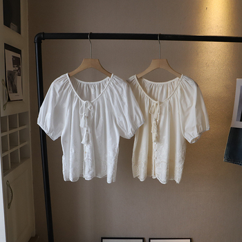 Риза от памук и лен с V-образно деколте, дупчеста бродерия и свободна кройка, къс ръкав