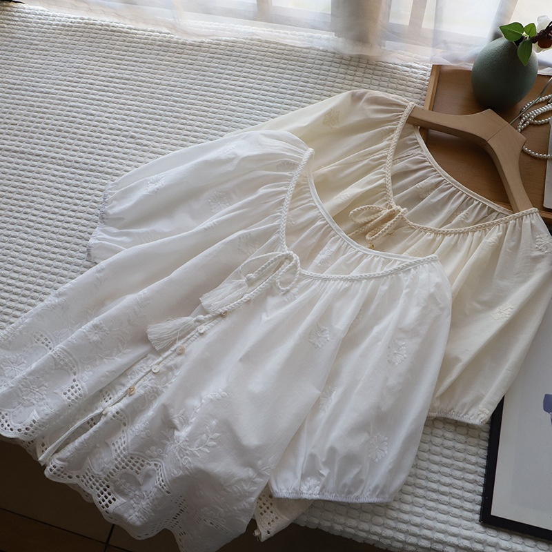 Риза от памук и лен с V-образно деколте, дупчеста бродерия и свободна кройка, къс ръкав