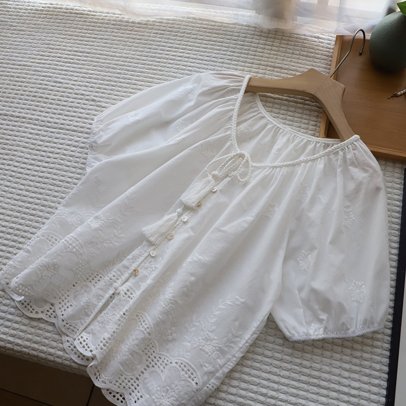 Риза от памук и лен с V-образно деколте, дупчеста бродерия и свободна кройка, къс ръкав