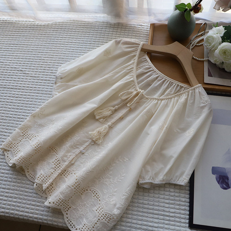 Риза от памук и лен с V-образно деколте, дупчеста бродерия и свободна кройка, къс ръкав