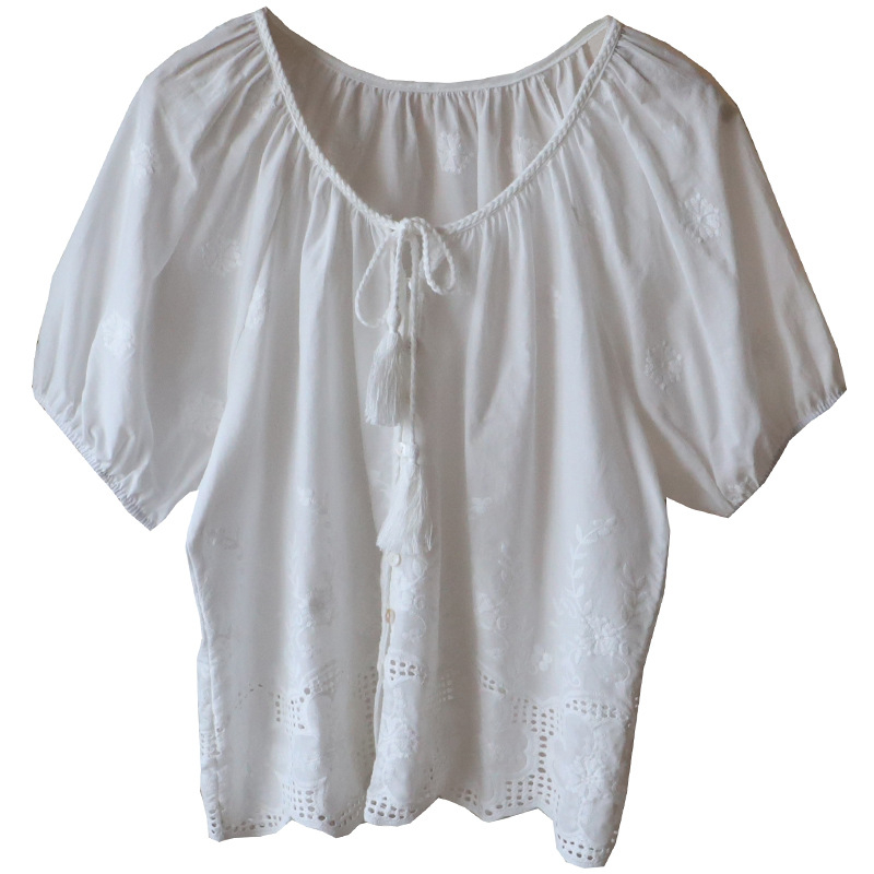 Риза от памук и лен с V-образно деколте, дупчеста бродерия и свободна кройка, къс ръкав