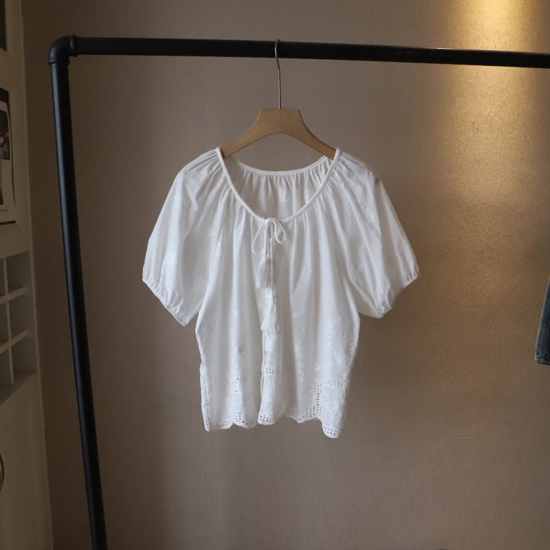 Риза от памук и лен с V-образно деколте, дупчеста бродерия и свободна кройка, къс ръкав