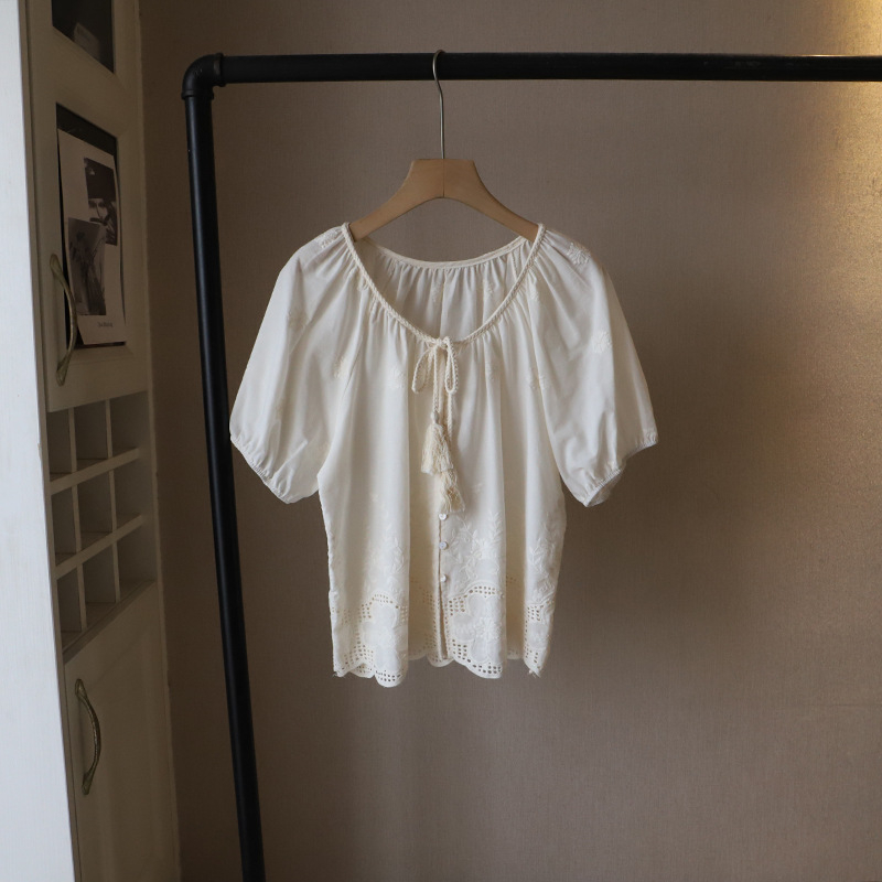 Риза от памук и лен с V-образно деколте, дупчеста бродерия и свободна кройка, къс ръкав