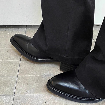Muške Chelsea čizme, gornji dio od teleće kože, šiljasti nos, visina pet 6–8 cm, debela potplat, prednje vezanje
