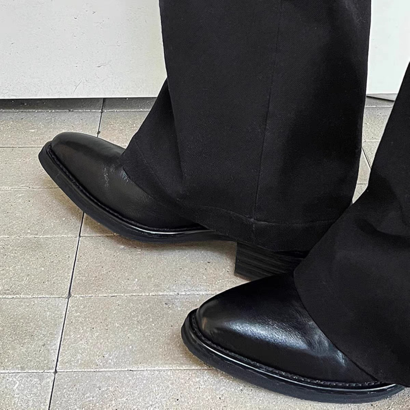 Muške Chelsea čizme, gornji dio od teleće kože, šiljasti nos, visina pet 6–8 cm, debela potplat, prednje vezanje