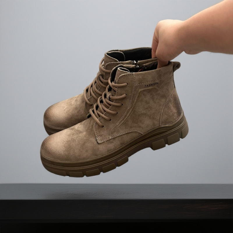 Uniszex Martin csizma, felső rész tehenes velúr (nubuk), alacsony szárú, oldalsó cipzár, gumi talp