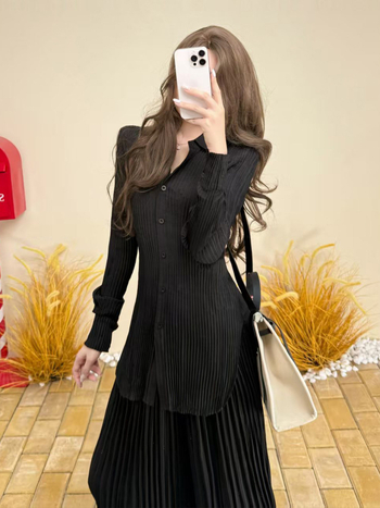 Košulja od poliestera s klopnim ovratnikom, naborana tekstura, uski kroj, dugi rukavi, srednja duljina, elegantan poslovni stil.