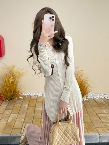 Košulja od poliestera s klopnim ovratnikom, naborana tekstura, uski kroj, dugi rukavi, srednja duljina, elegantan poslovni stil.