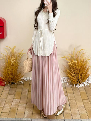 Košulja od poliestera s klopnim ovratnikom, naborana tekstura, uski kroj, dugi rukavi, srednja duljina, elegantan poslovni stil.