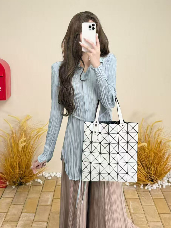 Košulja od poliestera s klopnim ovratnikom, naborana tekstura, uski kroj, dugi rukavi, srednja duljina, elegantan poslovni stil.