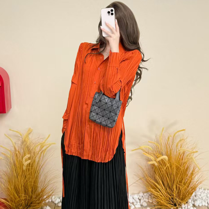 Košulja od poliestera s klopnim ovratnikom, naborana tekstura, uski kroj, dugi rukavi, srednja duljina, elegantan poslovni stil.