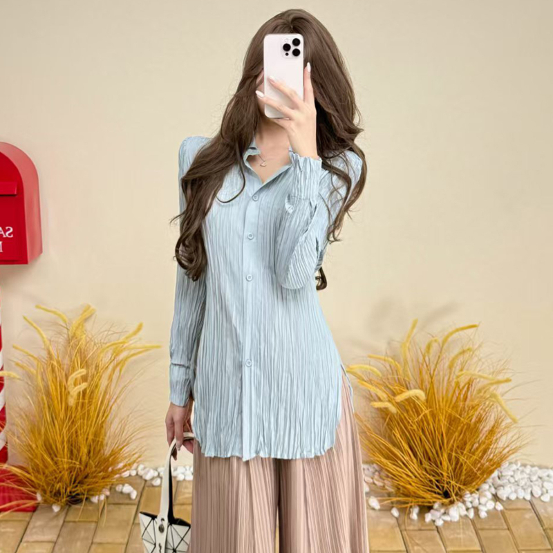 Košulja od poliestera s klopnim ovratnikom, naborana tekstura, uski kroj, dugi rukavi, srednja duljina, elegantan poslovni stil.