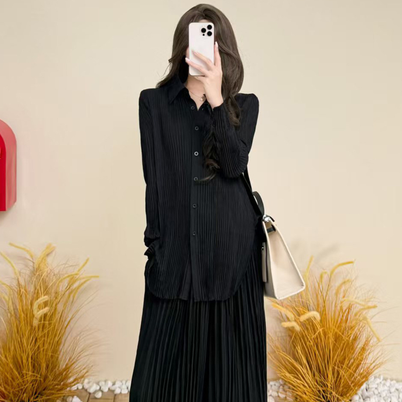 Košulja od poliestera s klopnim ovratnikom, naborana tekstura, uski kroj, dugi rukavi, srednja duljina, elegantan poslovni stil.