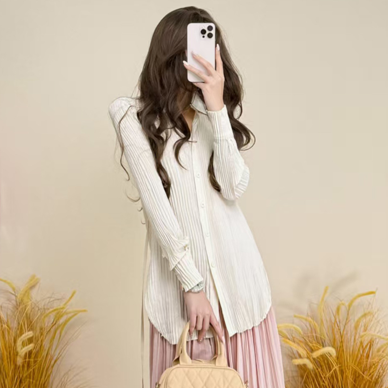 Košulja od poliestera s klopnim ovratnikom, naborana tekstura, uski kroj, dugi rukavi, srednja duljina, elegantan poslovni stil.