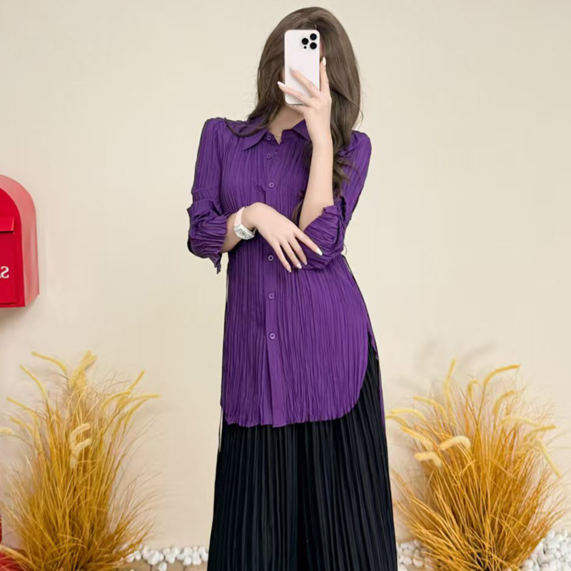 Košulja od poliestera s klopnim ovratnikom, naborana tekstura, uski kroj, dugi rukavi, srednja duljina, elegantan poslovni stil.