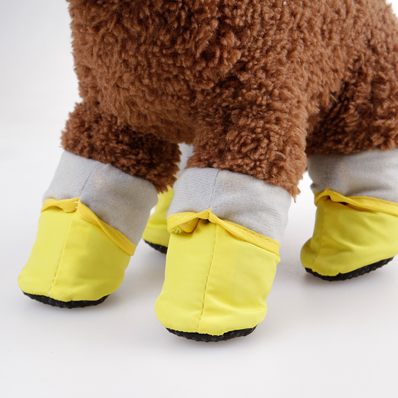 Kutyacipő lágy talppal, vízálló textilekből, őszi–téli használatra, kényelmes stílus