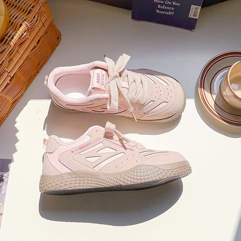 Bell γυναικεία αθλητικά παπούτσια με χαμηλό ύψος, επάνω μέρος από μικροϊνών δέρμα, βολκανισμένη σόλα από καουτσούκ, μπροστινό κλείσιμο με κορδόνια