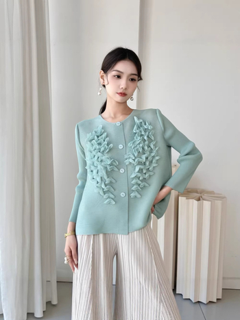 Bluza cu broderie, cristale, material burnout, guler rotund, croială lejeră