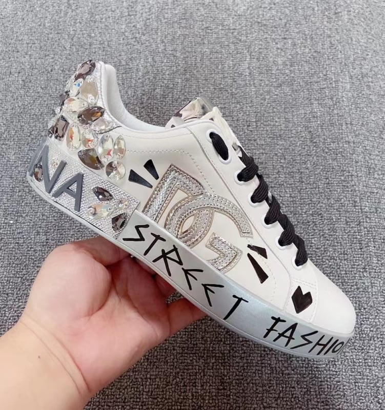 Casual παπούτσια με γκραφίτι σχέδιο και χειροβαμμένες στρας; άνω μέρος από δέρμα, unisex, καουτσούκ σόλα.