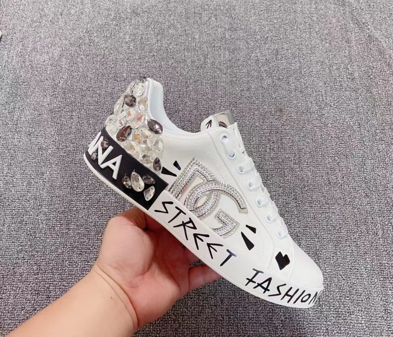 Casual παπούτσια με γκραφίτι σχέδιο και χειροβαμμένες στρας; άνω μέρος από δέρμα, unisex, καουτσούκ σόλα.