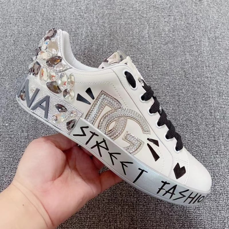 Casual παπούτσια με γκραφίτι σχέδιο και χειροβαμμένες στρας; άνω μέρος από δέρμα, unisex, καουτσούκ σόλα.