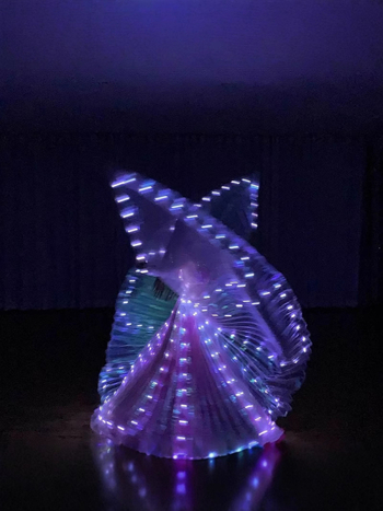 LED svjetleća krila – plesni kostim za orijentalne i egipatske scene, poliester tkanina, naborana površina.