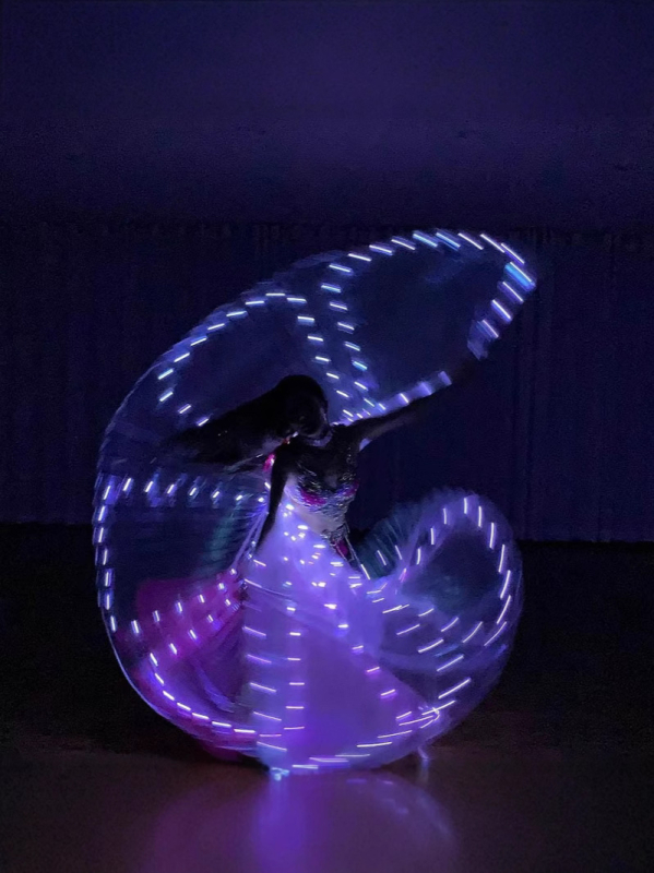 LED svjetleća krila – plesni kostim za orijentalne i egipatske scene, poliester tkanina, naborana površina.