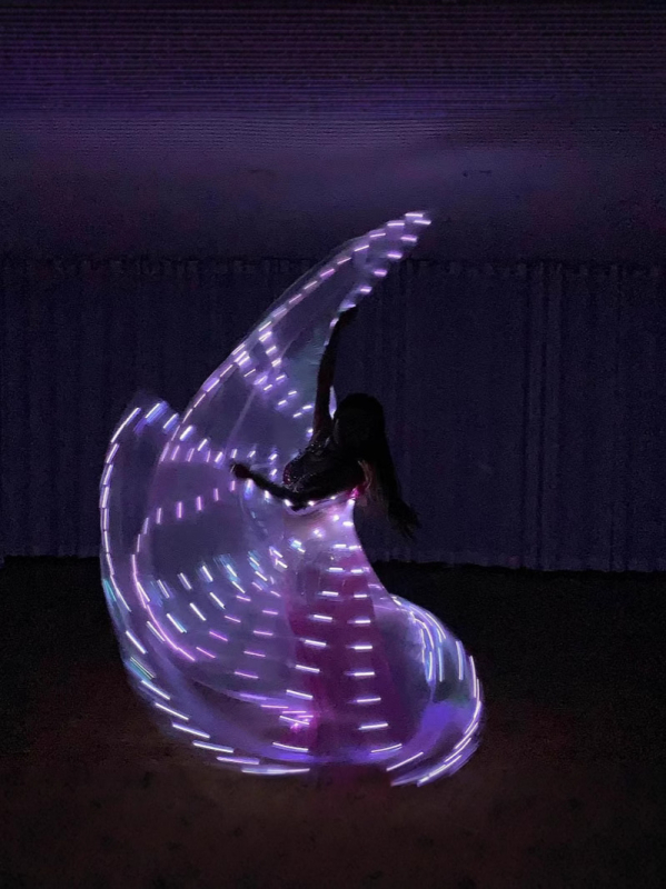 LED svjetleća krila – plesni kostim za orijentalne i egipatske scene, poliester tkanina, naborana površina.