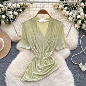 Női blúz V-nyakkal, rövid ujjú, szabványos szabású, poliészter, egyszínű