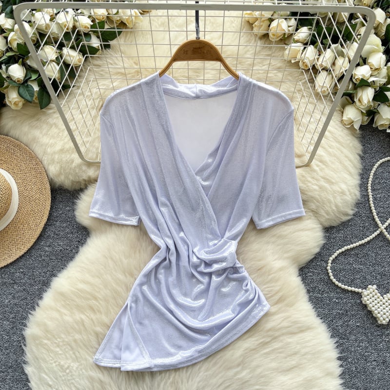 Női blúz V-nyakkal, rövid ujjú, szabványos szabású, poliészter, egyszínű