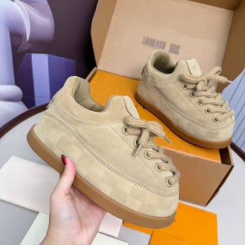 Uniszex téli csizma matt velúr felsőrésszel, báránybőr bélés, PU középtalp, csúszásmentes gumi talp, alacsony szár, fűzőzárás