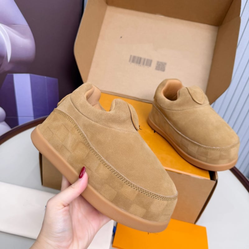 Uniszex téli csizma matt velúr felsőrésszel, báránybőr bélés, PU középtalp, csúszásmentes gumi talp, alacsony szár, fűzőzárás