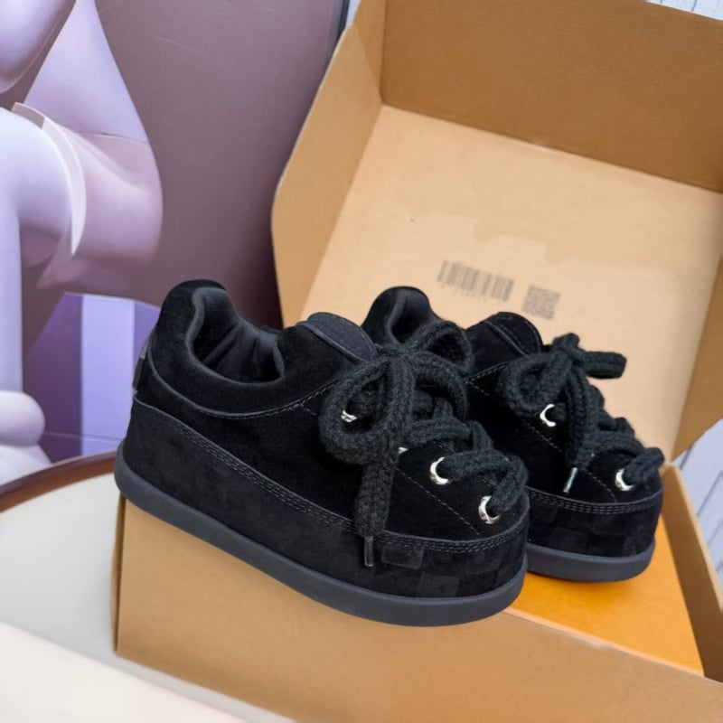 Uniszex téli csizma matt velúr felsőrésszel, báránybőr bélés, PU középtalp, csúszásmentes gumi talp, alacsony szár, fűzőzárás