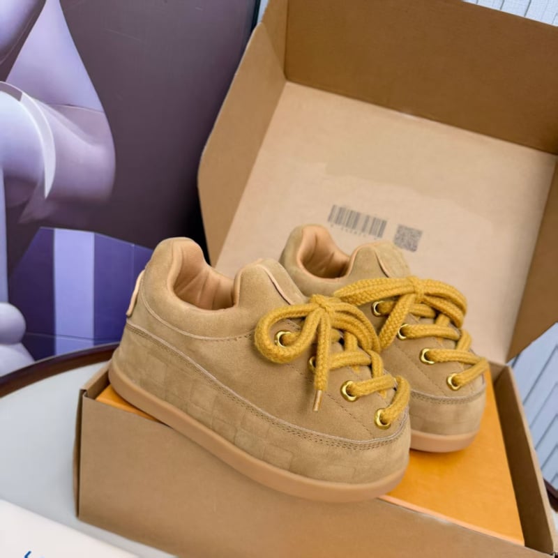 Uniszex téli csizma matt velúr felsőrésszel, báránybőr bélés, PU középtalp, csúszásmentes gumi talp, alacsony szár, fűzőzárás