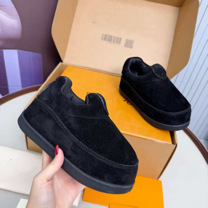 Uniszex téli csizma matt velúr felsőrésszel, báránybőr bélés, PU középtalp, csúszásmentes gumi talp, alacsony szár, fűzőzárás