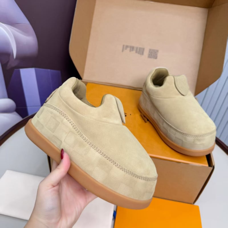 Uniszex téli csizma matt velúr felsőrésszel, báránybőr bélés, PU középtalp, csúszásmentes gumi talp, alacsony szár, fűzőzárás