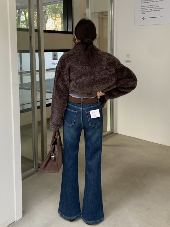 Női pamut-stretch denim nadrág, magas derék, mikro‑görbült egyenes szár, négyszeres rugalmasság, fleece bélés