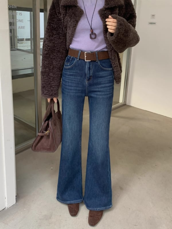 Női pamut-stretch denim nadrág, magas derék, mikro‑görbült egyenes szár, négyszeres rugalmasság, fleece bélés