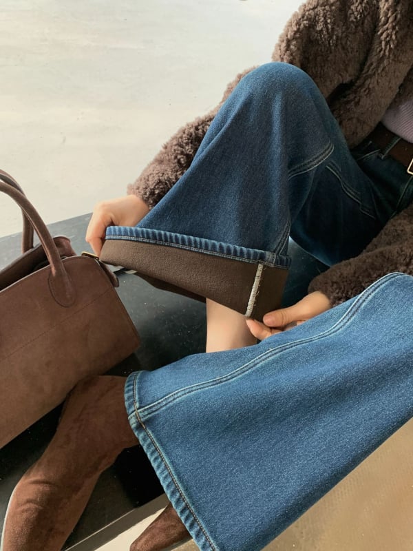 Női pamut-stretch denim nadrág, magas derék, mikro‑görbült egyenes szár, négyszeres rugalmasság, fleece bélés