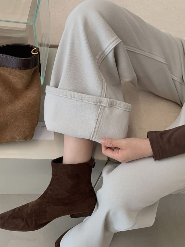 Női pamut-stretch denim nadrág, magas derék, mikro‑görbült egyenes szár, négyszeres rugalmasság, fleece bélés