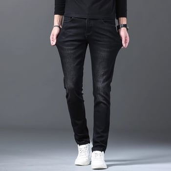 Farmernadrág, középmagas derekú, egyenes szabású, pamutkeverék 35–75%, cipzáras lezárás