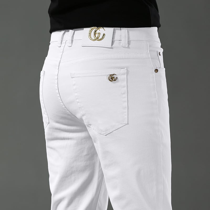 Farmernadrág, középmagas derekú, egyenes szabású, pamutkeverék 35–75%, cipzáras lezárás