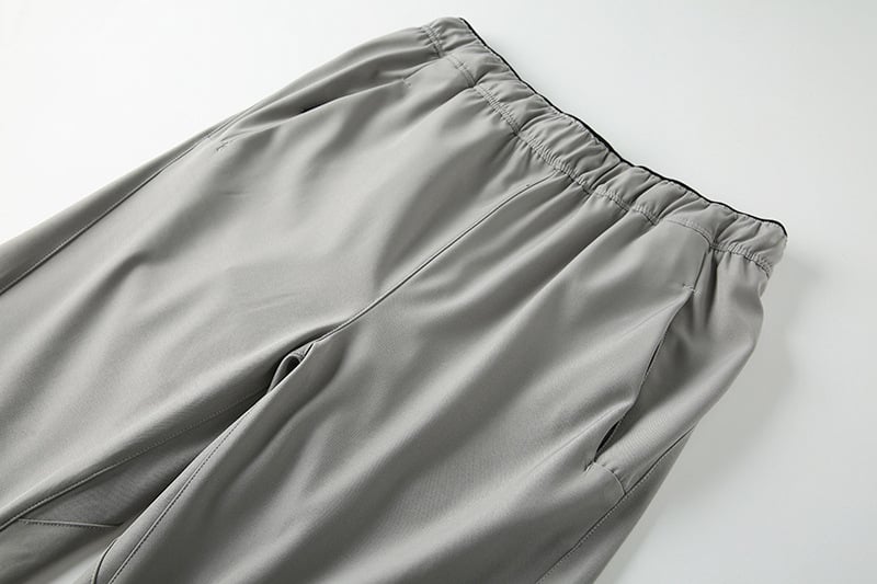 Férfi magas derékú, egyenes szabású szabadidőnadrág, lélegző mikroelasztikus anyaggal és zsinóros záródással