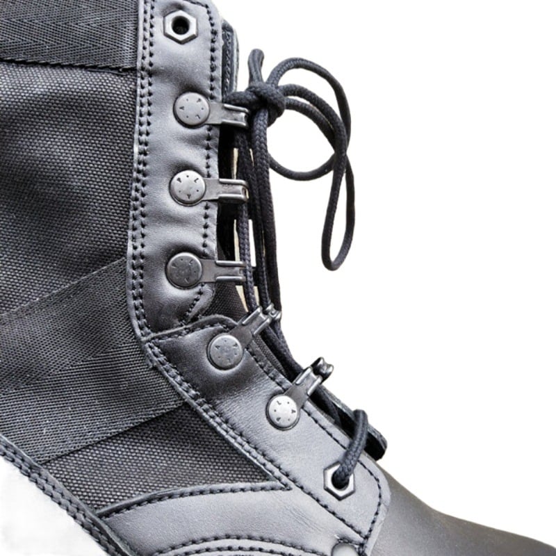 Taktikai csizmák, magas szárú kialakítás, felső rész: szuper rostból, talp: gumi, kerek orr, talpbetét EVA