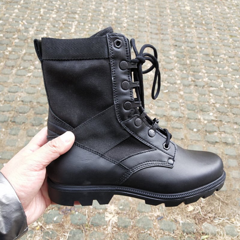 Taktikai csizmák, magas szárú kialakítás, felső rész: szuper rostból, talp: gumi, kerek orr, talpbetét EVA