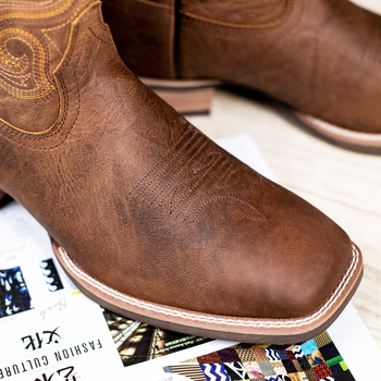 Martin csizmák hímzéssel, első osztályú marhabőr felsőrész, gumi talp, négyszögletes orr, alacsony négyszögletes sarok